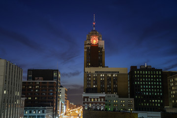 Fototapeta premium Downtown Lansing Michigan Skyline o zachodzie słońca - Boji Tower