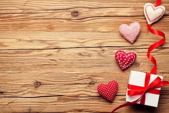 Valentinstag Hintergrund mit Geschenk und Herzen auf Holz Hintergrund