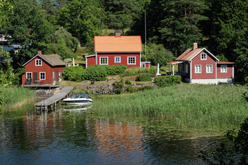 Fototapeta na wymiar idyllischer schwedisches Landhaus am Wasser