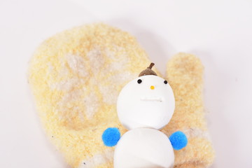 手袋と雪だるまの人形