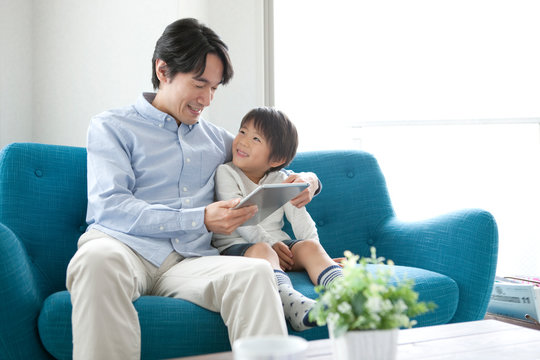 11 Best 肩に手をまわす Images Stock Photos Vectors Adobe Stock