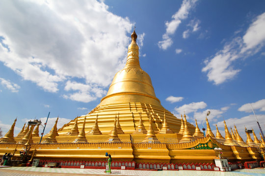 Take photo the Shwemawdaw Pagoda ,the tallest pagoda in Myanmar, referred to as the Golden God Temple