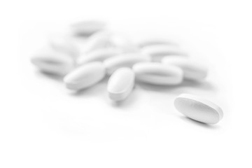 Obraz na płótnie Canvas white medicine tablets in selective focus