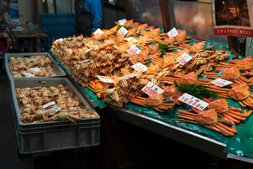 ズワイガニ漁解禁でにぎわう近江町市場