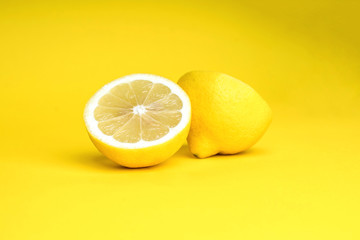 Gelbe halbierte Zitrone auf gelbem Hintergrund 