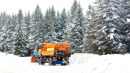 Winterdienst-professionelles Räumfahrzeug /Schneepflug kämpft gegen das Schneechaos