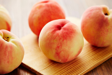 Fototapeta na wymiar fresh peaches 