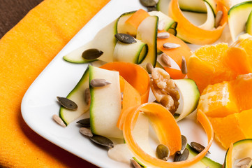 Insalata fresca di verdure e arancia, close-up