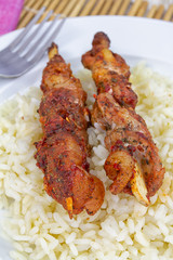 brochettes de poitrine de porc et riz