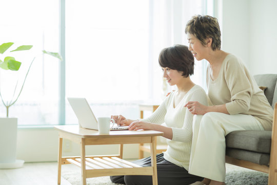 パソコンをする母と娘