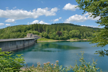 am Staudamm der Aggertalsperre im Bergischen Land bei Gummersbach,Nordrhein-Westfalen,Deutschland