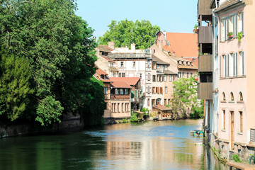 Fototapeta na wymiar Half-timbered houses at a water canal in the picturesque old town (La Petite Fance) of Strasbourg during a summer day (Strasbourg, France, Europe)