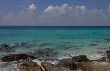 Fototapeta na wymiar stones and sea background