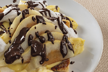 pizza dessert con pera crema pasticcera crema meringa cioccolato fuso da sopra particolare