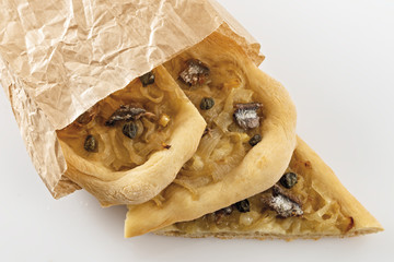 pizza con cipolle e acciughe nel sacchetto di carta fronte