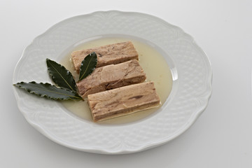 tonno conservato in olio nel piatto fondo bianco da sopra