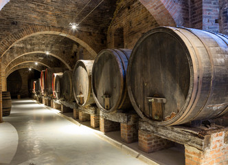 Fototapeta na wymiar Old wooden barrels with wine