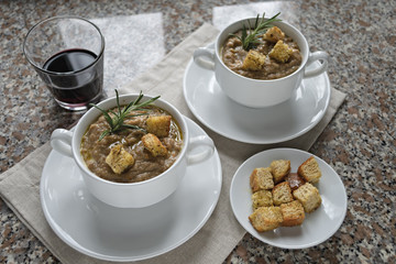 crema di lenticchie in tazza con bicchiere di vino rosso