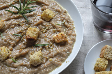crema di lenticchie con bicchiere di vino rosso