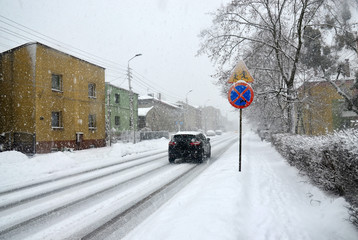 Nieodśnieżona droga, trudne warunki drogowe, opady śniegu w mieście - obrazy, fototapety, plakaty