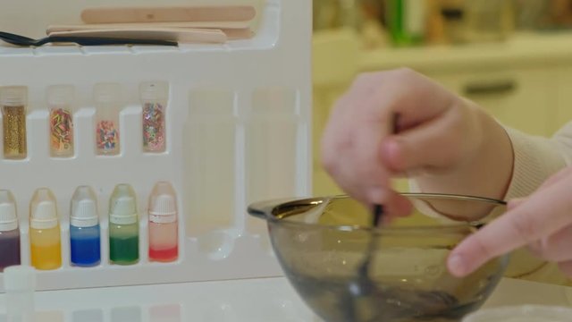 the process of making slime at home