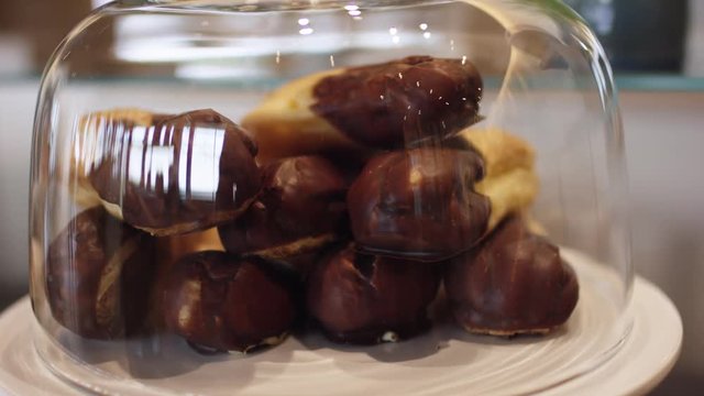 Tasty chocolate biscuits presented under a glass lid on a white plate - Schmackhaftes Schokoladengeb&auml;ck pr&auml;sentiert unter einer Glasdeckel auf einem wei&szlig;em Teller