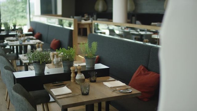 Beautiful, decorated wooden tables in a fine restaurant - Sch&ouml;ne, dekorierte Holztische in einem edlen Restaurant
