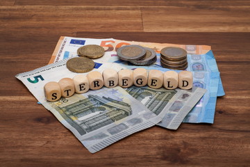Die Euro Geldscheine und Münzen liegen auf dem Tisch mit dem Wort Sterbegeld