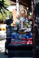 Heilige Elefanten Statue in bunten Farben auf Bali, Indonesien