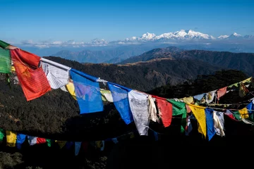 Foto auf Acrylglas Kangchendzönga Tibetische Gebetsfahne oder Lung ta und Blick auf die Kangchenjunga-Hochgebirgskette
