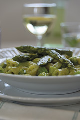 piatto pasta corta con crema di asparagi e asparagi