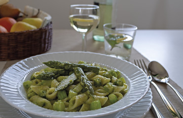 piatto pasta corta con crema di asparagi e asparagi