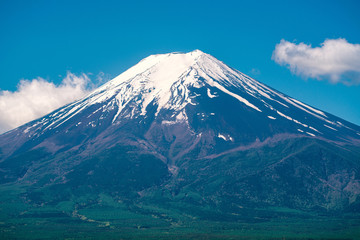 Fototapeta premium Bliska góry pięknej góry Fuji z pokrywą śnieżną na górze