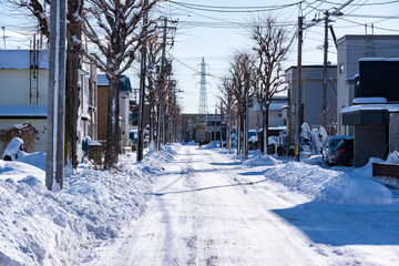 Fototapeta premium 冬の市街地 / 雪が降り積もった北海道の住宅街
