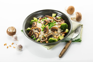Veganes Gericht: Naturreis mit Pilzen, Erbsen, Brokkoli, Freisteller