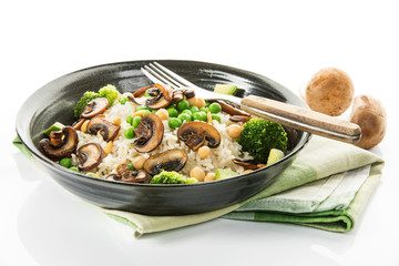 Veganes Gericht: Naturreis mit Pilzen, Erbsen, Brokkoli, Freisteller