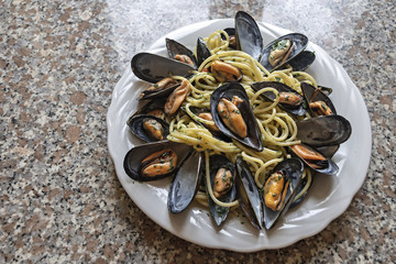 pasta spaghetti con le cozze aglio e prezzemolo