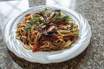 pasta spaghetti con le cozze pomodoro e prezzemolo