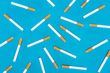 Obraz premium Flat lay of cigarettes isolated on blue