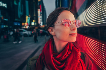 Fototapeta premium Młoda kobieta w czerwonych okularach