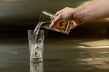 Wasserglas einschenken