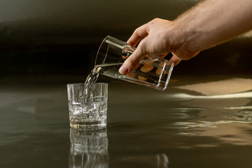 Wasserglas einschenken