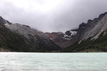 Laguna y montaña