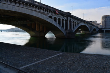 A lo largo del rio Rhone ,Ciudad de Lyon, Francia