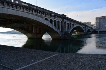 Fototapeta na wymiar A lo largo del rio Rhone ,Ciudad de Lyon, Francia
