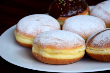 Leckere frisch gebackene Berliner - der Fasching ist da
