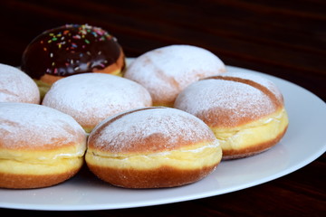 Berliner - Faschingskrapfen mit Aprikosenmarmelade, Vanillecreme und Schokolade