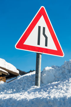 Verkehrszeichen Einseitig verengte Fahrbahn im Schnee