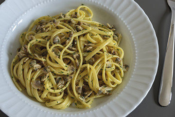 pasta lunga alle vongole sgusciate