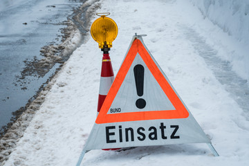 Warnschild Einsatz und Warnleuchte
